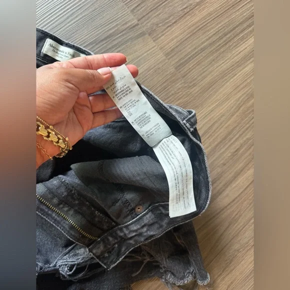 Abercrombie & Fitch • Curve Love - The Boyfriend Short - Mid Rise - 3” Inseam - Picture 5 of 6